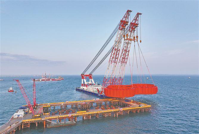 廈門日?qǐng)?bào)：海上“金鐘罩” 就位——廈金大橋（廈門段）劉五店航道橋西主塔完成鋼套箱吊裝