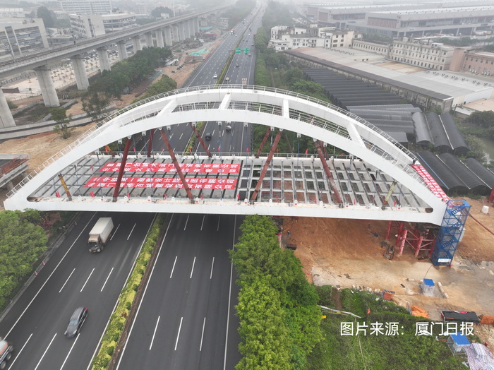 廈門日?qǐng)?bào)：11天“上跨”沈海高速?gòu)B門段 2054噸鋼拱橋?qū)崿F(xiàn)“毫米級(jí)誤差”落腳 跨徑達(dá)90米，頂推距離82.15米，刷新國(guó)內(nèi)同類型施工紀(jì)錄