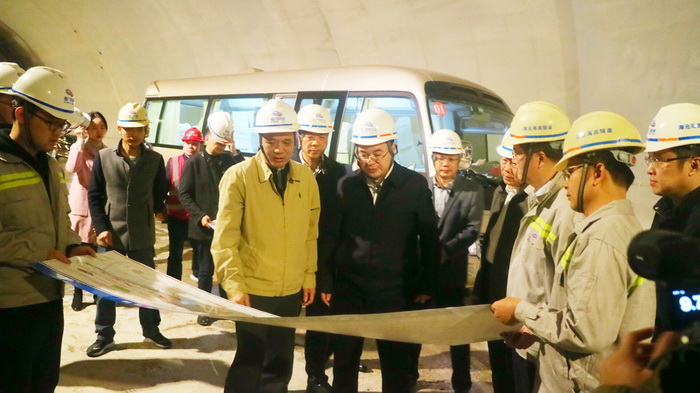 0121【工程公司】省委常委、市委書(shū)記胡昌升檢查海滄隧道安全生產(chǎn)工作-1_調(diào)整大小.jpg