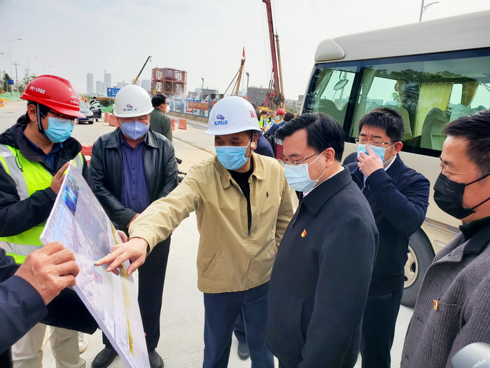 0212【工程公司】省委常委、市委書記胡昌升一行調(diào)研第二東通道工程復工、防疫工作_調(diào)整大小.jpg