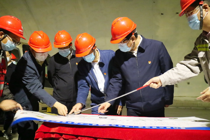 0219【工程公司】福建省委常委、廈門市委書記趙龍調(diào)研海滄隧道（第二西通道）項(xiàng)目 (2)_調(diào)整大小.jpg