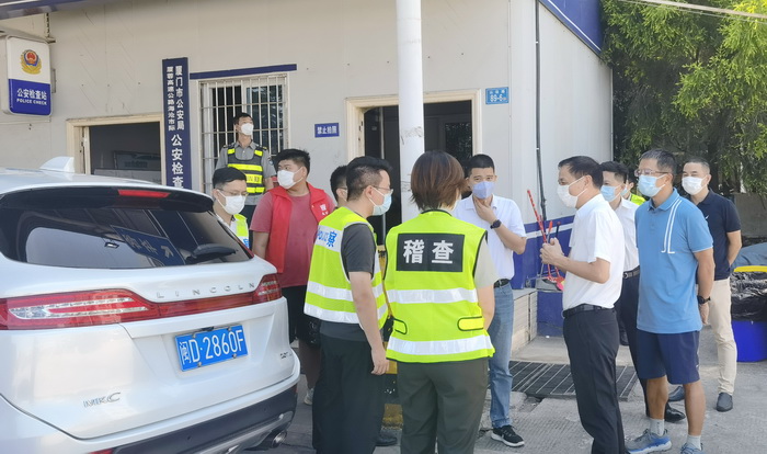 0920【管理公司】路橋集團(tuán)領(lǐng)導(dǎo)到高速公路海滄所檢查指導(dǎo)疫情防控工作并慰問(wèn)抗疫一線員工02-1_調(diào)整大小.jpg